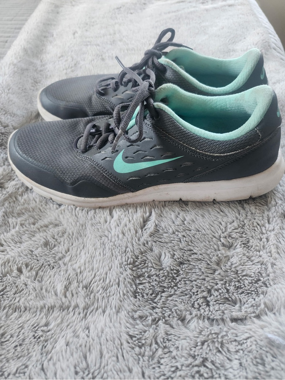 Nike Women's Charcoal Gray & Teal Low-Top Training Sneakers